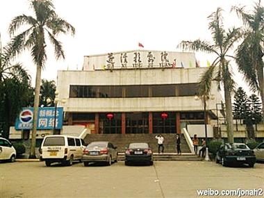 “悠悠久久色”暗示持久、经典、耐看的色彩风格。根据这一核心，生成以下SEO标题：

**悠悠久久色：解锁高级感穿搭的永恒经典配色与长尾灵感**

*（包含长尾关键词：高级感穿搭、永恒经典配色、长尾灵感）*