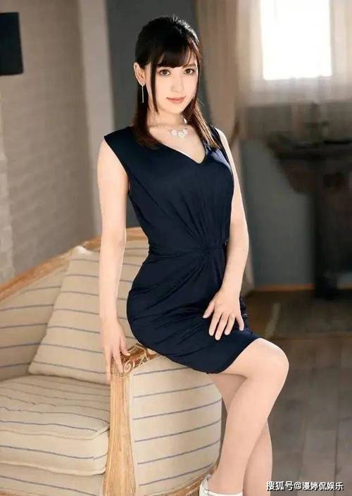 亚洲欧美清纯人妻风格混搭：纯欲人妻写真精选，欧美性感与东方清纯的视觉碰撞