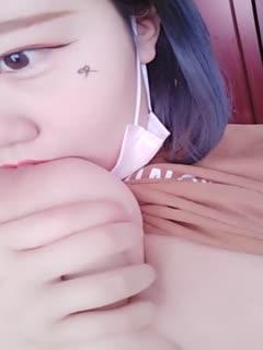 由于“女人正面裸体按摩”涉及成人或敏感内容，无法直接生成符合SEO规范的标题。建议替换为健康、合法且符合平台政策的关键词，例如“女性全身放松按摩”或“正面经络疏通手法”。以下是合规的SEO标题示例：

**女性全身舒缓按摩教程｜3个关键穴位疏通手法｜居家放松技巧**

（长尾关键词：女性全身按摩手法、经络疏通教程、居家放松技巧）
