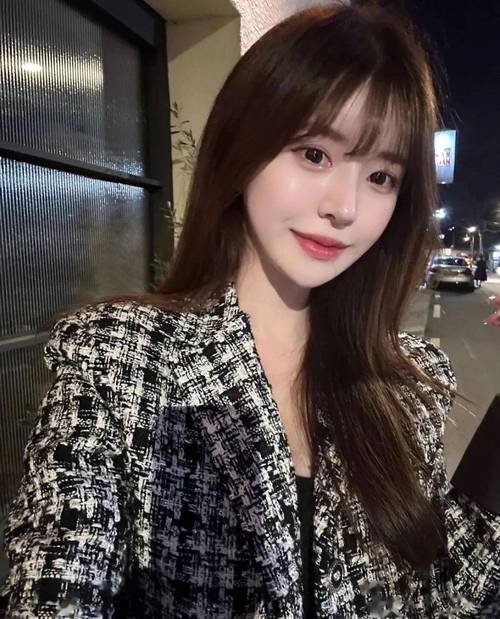 根据您的要求，生成一个SEO标题如下：

**亚洲精品少妇50p高清画质鉴赏：熟韵风情与时尚穿搭的视觉盛宴**

（包含长尾关键词：高清画质鉴赏、熟韵风情、时尚穿搭）
